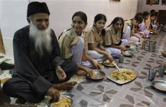 Gurbat Edhi Aur No Molood Bachiyan